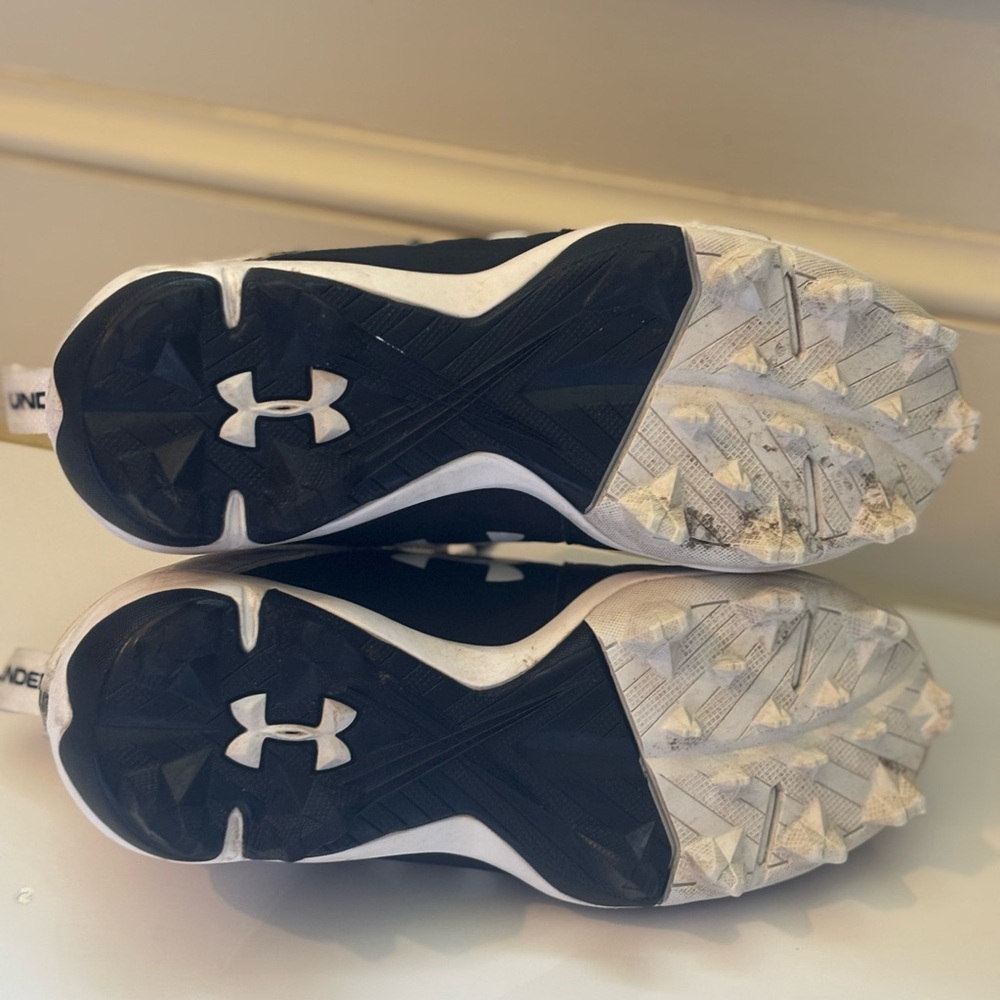 Under Armour Youth Baseball Cleats size 12 - Picture 4 of 10